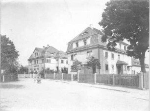 Arnsdorf, Niederstraße 4 und 2. Wohnhaus (Gemeindeamt) und Wohnhaus mit Läden. Straßenansicht