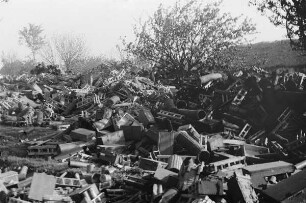 Zweiter Weltkrieg. Frontbilder. Ukraine. Aufgetürmte Fahrzeugtrümmer