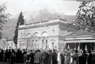 Meran: Kurgäste auf der Promenade vor Kurhaus