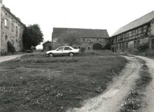 Panschwitz-Kuckau-Säuritz, Dorfstraße 19. Dreiseithof (1851/1900). Hofansicht