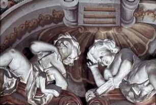 Illusionistische Architektur mit fingierten Reliefs: Allegorien der Künste und Wisenschaften und römische Kaiserporträts