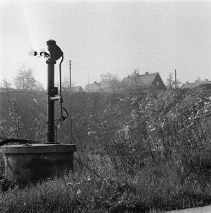 Reportage "Wohin mit dem Müll?" Siedlungshäuser unweit einer Mülldeponie. Ansicht mit Handschwengelpumpe (mit verunreinigtem Wasser)