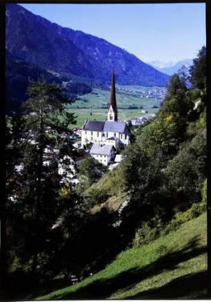 Oetz: Ort mit Kirche, von oben