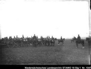 Besichtigung des Feld-Artillerie-Regiments Nr. 46 (?) Enthält: Soldaten auf mit Pferden bespannten Geschützlafetten paradieren vor berittenen Offizieren vorbei