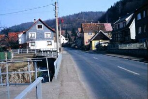 Dorfstraße in Richtung Struth-Helmershof und anlilegende Häuser, Fluss
