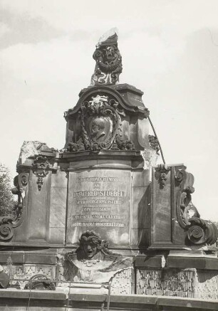 Denkmalbrunnen für den Oberbürgermeister Dr. Alfred Stübel : Denkmalbrunnen für den Oberbürgermeister Dr. Alfred Stübel. Sandstein (1910; H. R. Hartmann-Maclean, A. M. Hauschild). Dresden, Stübelplatz