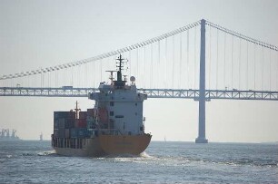 Lissabon - Schiff auf dem Rio Tejo : Lissabon Containerschiff auf dem Rio Tejo vor der Brücke Ponte de 25 Abril, aufgenommen 2006