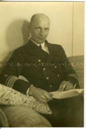 Kapitän Wilhelm Dähne bei der Lektüre in seiner Kabine, Hochseepassagierdampfer "Columbus"