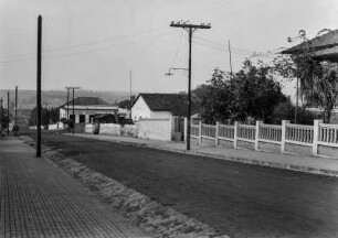Straße in Monte Aprazivel : Ein Straßenzug mit Bürgersteig, Stromleitungen und Häusern in Monte Aprazivel.