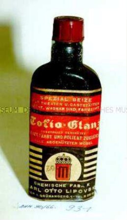 Flasche Spezialbeize, etikettiert mit Schraubverschluss
