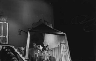 Szenenbilder aus der heiteren Oper "Schneider Wibbel" von Mark Lothar an der Komischen Oper Berlin