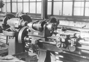 [Bild 8] Werkhalle mit Schleifmaschine und Drehmaschine : Heidenau (Kreis Pirna), Rudolf-Breitscheid-Straße 29. VEB Elbtalwerk Heidenau. Werkhalle mit Schleifmaschine und Drehmaschine
