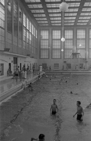 Schwimmhalle des Stadtbads Mitte in der Gartenstraße 5 : Blick auf Badende im Schwimmbecken