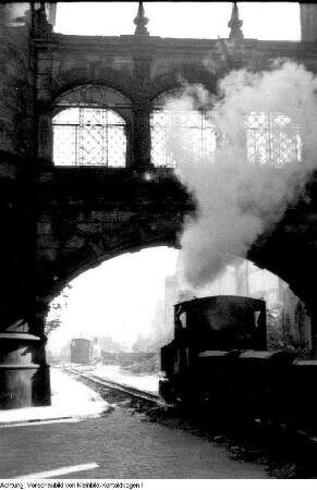 Dresden, Altstadt. Enttrümmerung im Gebiet Zwinger / Residenzschloß mit Feldbahn ("Trümmerbahn"), um 1952/1955