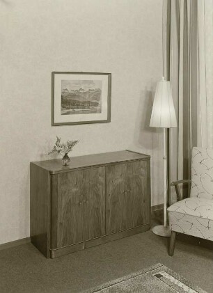 Anrichte : Anrichte (1956) in Ausstellungskoje