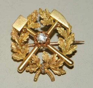 Goldbrosche mit Schlägel und Eisen und Diamant