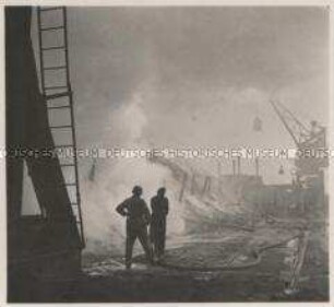 Wehrmachtssoldaten, Hafen von Le Havre, Deutsche Truppen bei Löscharbeiten