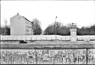 Grenzanlage an der Bernauer Straße mit NVA Trabant und Wachturm : Bernauer Straße Ecke Ackerstraße