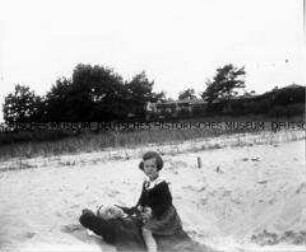 Seebad Heringsdorf, Mann und Mädchen am Strand