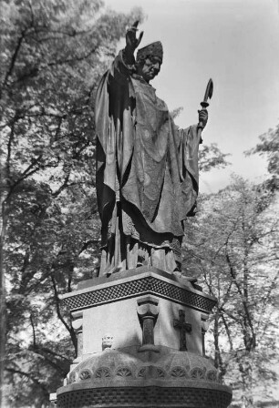 Bischof Bernward von Hildesheim : Standbild Bischof Bernward von Hildesheim, Statue des Heiligen Bernward (Bernwardsdenkmal; 1893, Ferdinand Hartzer). Bronze auf Granitsockel; überlebensgroß. Hildesheim, Großer Domhof