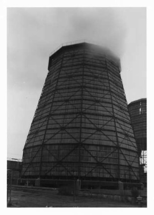 Industrie-Kraftwerk. Kühlturm : Lauta (Niederlausitz). Industrie-Kraftwerk. Kühlturm