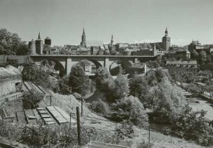 Brücke des Friedens mit Altstadt