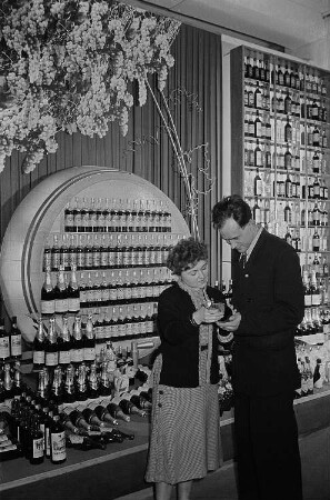 Messebesucher in der Ausstellungshalle der Sowjetunion beim Betrachten einer Präsentation von alkoholischen Getränken