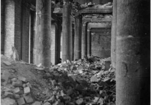 Blick in einen zerstörten Raum des Alten Museums