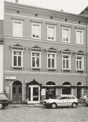 Radeburg, Wohnhaus : Radeburg. Wohnhaus mit Laden. Hauptstraße 13. Um 1880. Straßenansicht