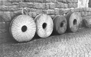 Göda-Coblenz. Fehrmann-Mühle, Mühlsteine im Hof