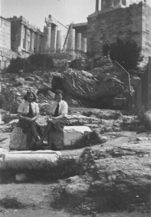 Athen. Akropolis (450ante). Ansicht mit zwei Luftwaffenhelferinnen gegen Propyläen