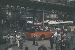 Hamburg. Straßenbild mit Cabrio-Omnibus für Stadtrundfahrten und einem Kraft-durch-Freude-Bus