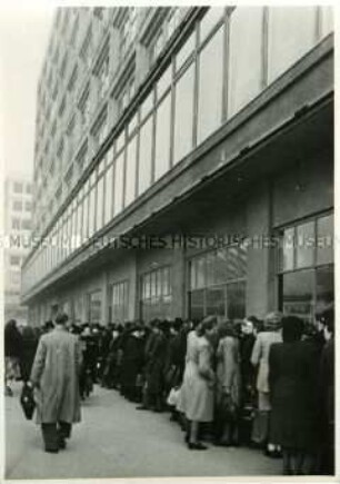 Schlange vor dem HO-Kaufhaus am Alexanderplatz