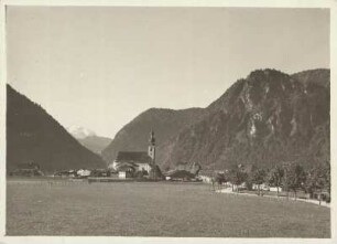Inzell bei Bad Reichenhall (Oberbayern). Blick auf den Ort mit der, im barocken Baustil errichteten, Pfarrkirche St. Michael