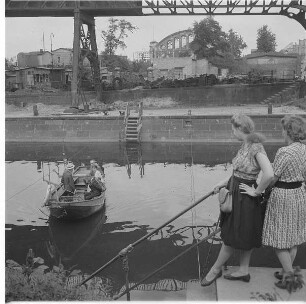 Berlin-Kreuzberg. Interimsfährstelle mit Querseilfähre am Landwehrkanal (unweit der zerstörten Möckernbrücke). Blick von der Anlegestelle Tempelhofer Ufer zur Anlegestelle Hallesches Ufer