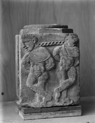 Säulenpostament, Teil einer Säulenhalle. Relief mit gefangenen Barbaren