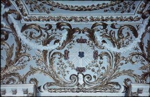 Stuckdecke mit Ranken- und Akanthuswerk, Monogrammkartuschen Friedrich III. sowie dem Hosenbandorden