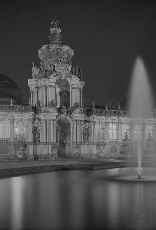 Dresden. Zwinger, Kronentor mit Langgalerien bei Nacht, Hofseite