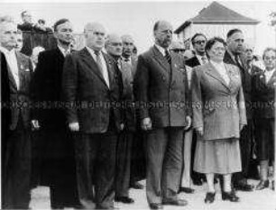 Einweihung der Gedenkstätte Buchenwald mit Walter und Lotte Ulbricht, Rosa Thälmann und Otto Winzer