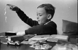 Bukarest: Wohnung Schmidt, Schmidt (Junior) beim Briefmarkenkleben