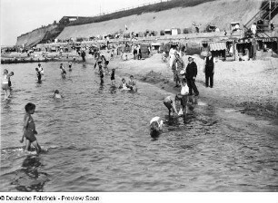 Strand mit Badegästen und Strandkörben