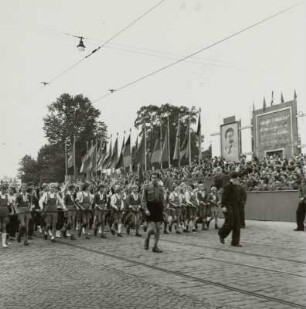 Dresden. 1. Pioniertreffen der DDR. Demonstration vor der Ehrentribüne am Großen Garten