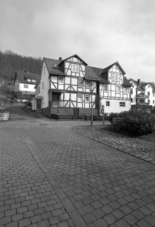 Wohnhaus; Helsa, Klingenplatz 5