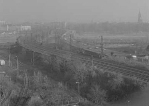 Dresden-Friedrichstadt. Blick von der ehem. Zigarettenfabrik "Yenidze" über Eisenbahn- und Marienbrücke (1898-1901, H. M. Krüger) gegen Dresden-Neustadt mit Hochhaus am Albertplatz und den Türmen von Martin-Luther- und Dreikönigskirche