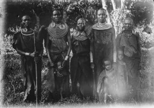 Frauen und Kinder der Massai : Gruppenportrait von Frauen und Kindern der Massai mit Hals und Ohrschmuck sowie Armbändern