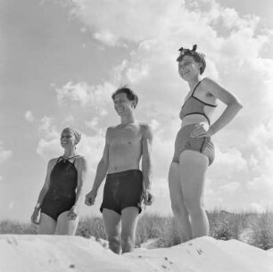 Elisabeth Gremmler mit Freunden am Strand