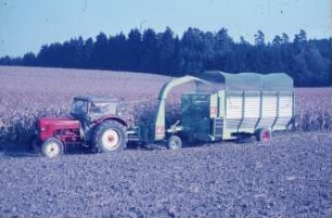Fotografie: Erntetechnik, Feldhäcksler gezogen, Trommelfeldhäcksler, Silomais