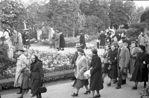 Besuch bei den Gräbern auf dem Karlsruher Hauptfriedhof an Allerheiligen