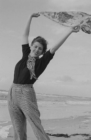 Renate Rössing am Prerower Weststrand, ein Tuch in den Wind haltend