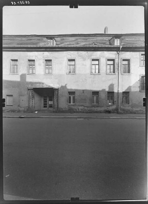 Zittau, August-Bebel-Platz (Neustadt) 1. Wohnhaus mit Ladeneinbau (18. Jh.). Straßenfront (Teilansicht, Albertstraße)